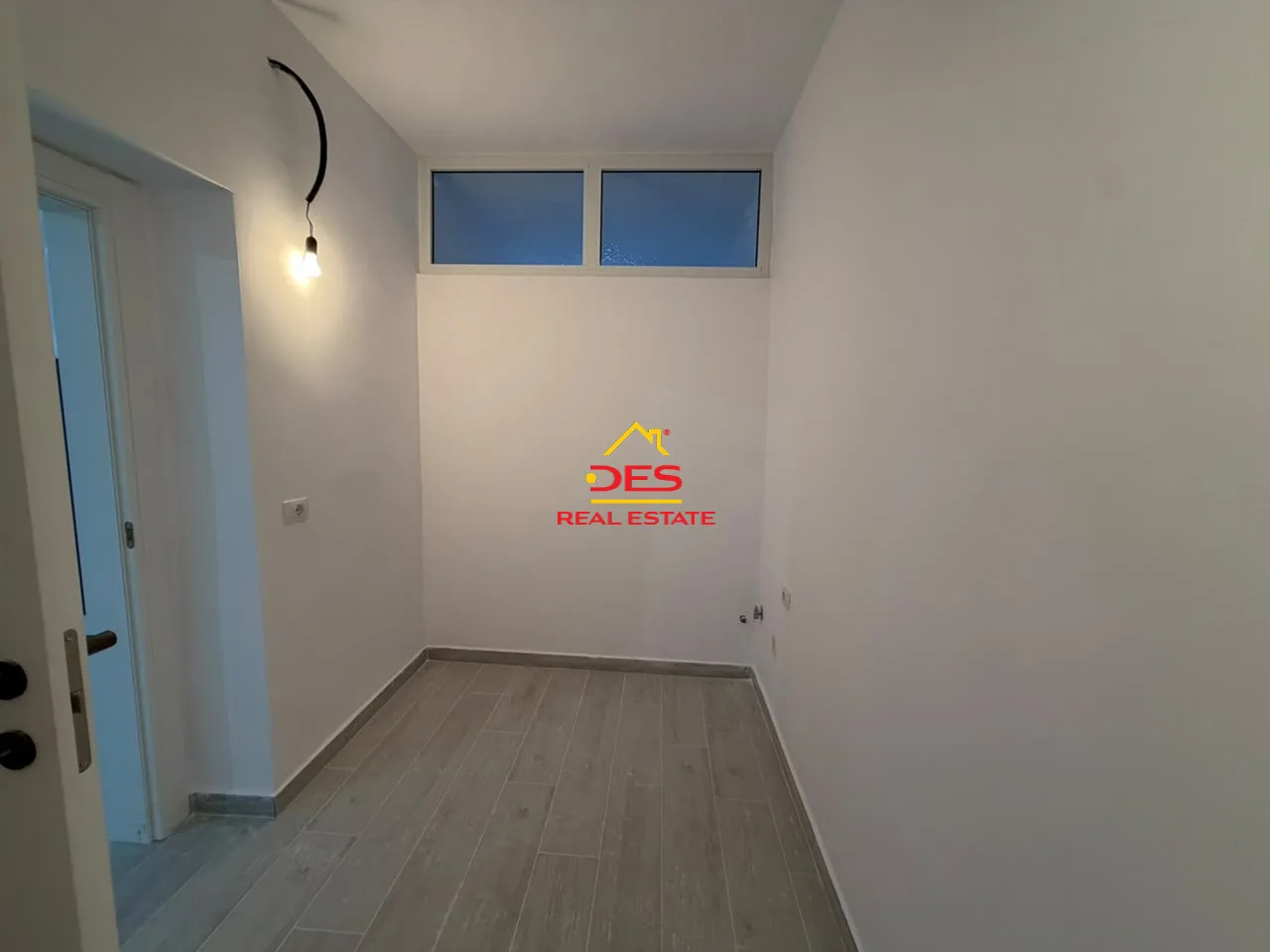 Shitet apartament 2+1 pranë bar restorant lux, vlorë