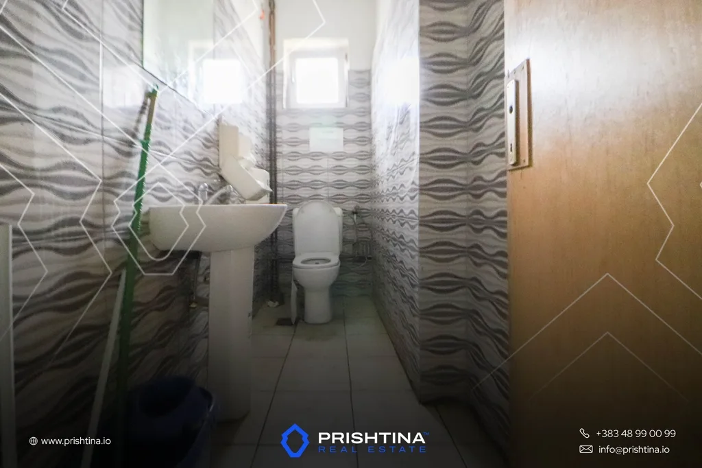 Objekt me qira 1000m² në Pejton