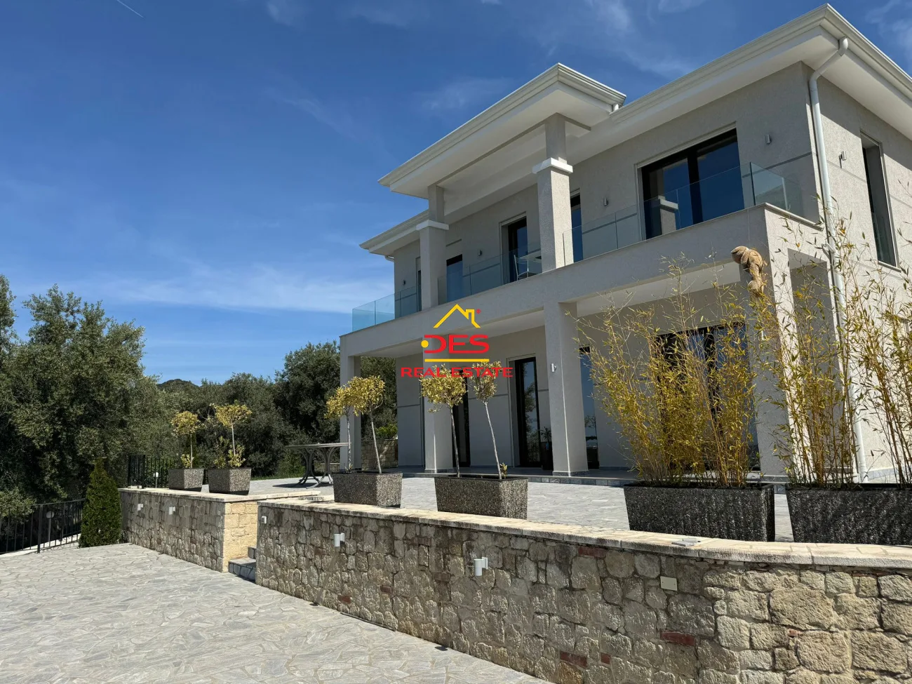 Jepet me qira vilë 2 katëshe në ujë të ftohtë , vlorë