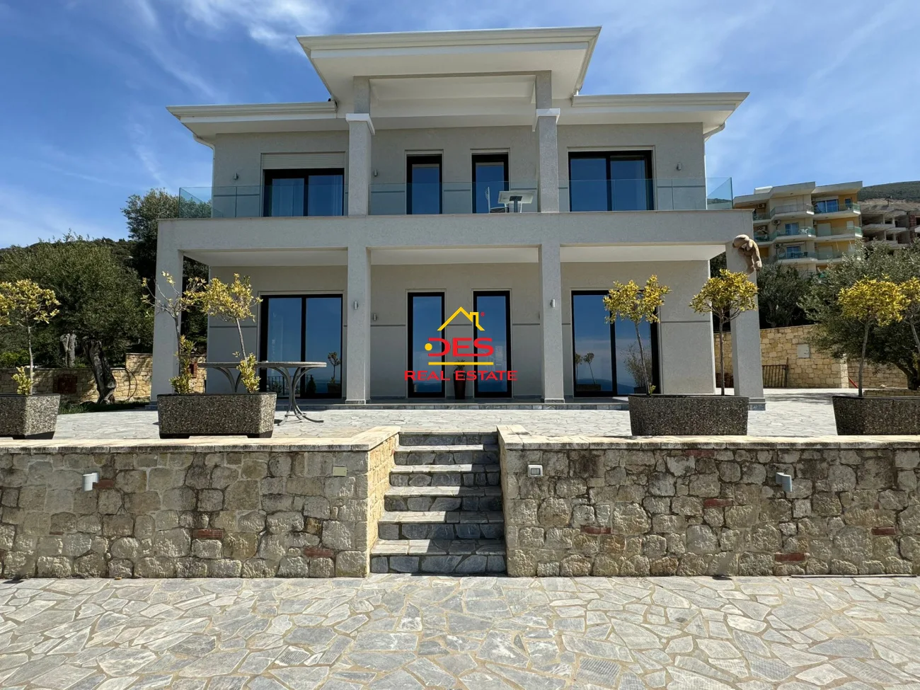 Jepet me qira vilë 2 katëshe në ujë të ftohtë , vlorë