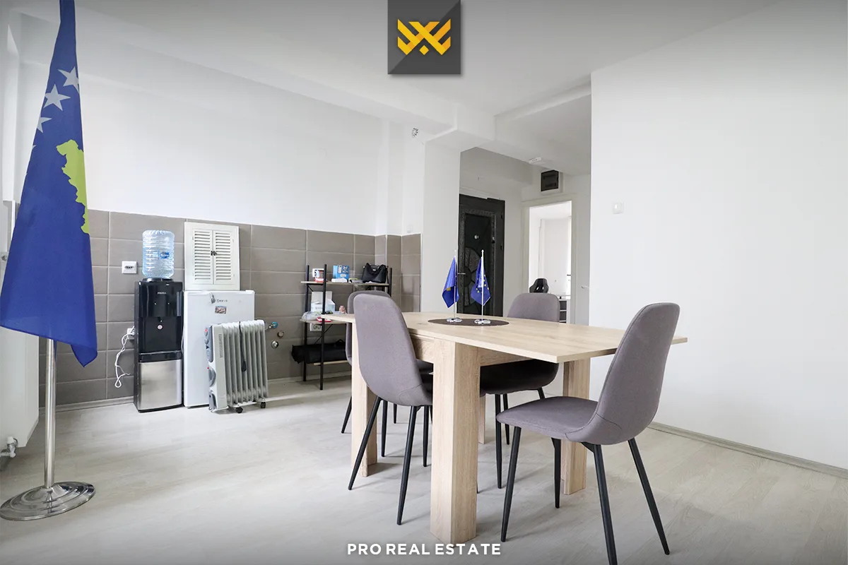 Banesë - Zyrë 60m² me #QIRA në Qendër.