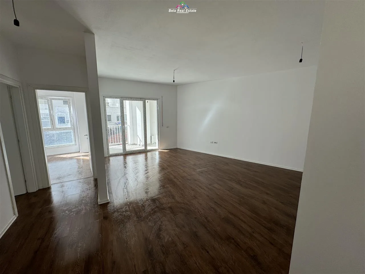 Zyre me qera 2+1 tek Rruga e Barrikadave (ID BZ2375) Tirane