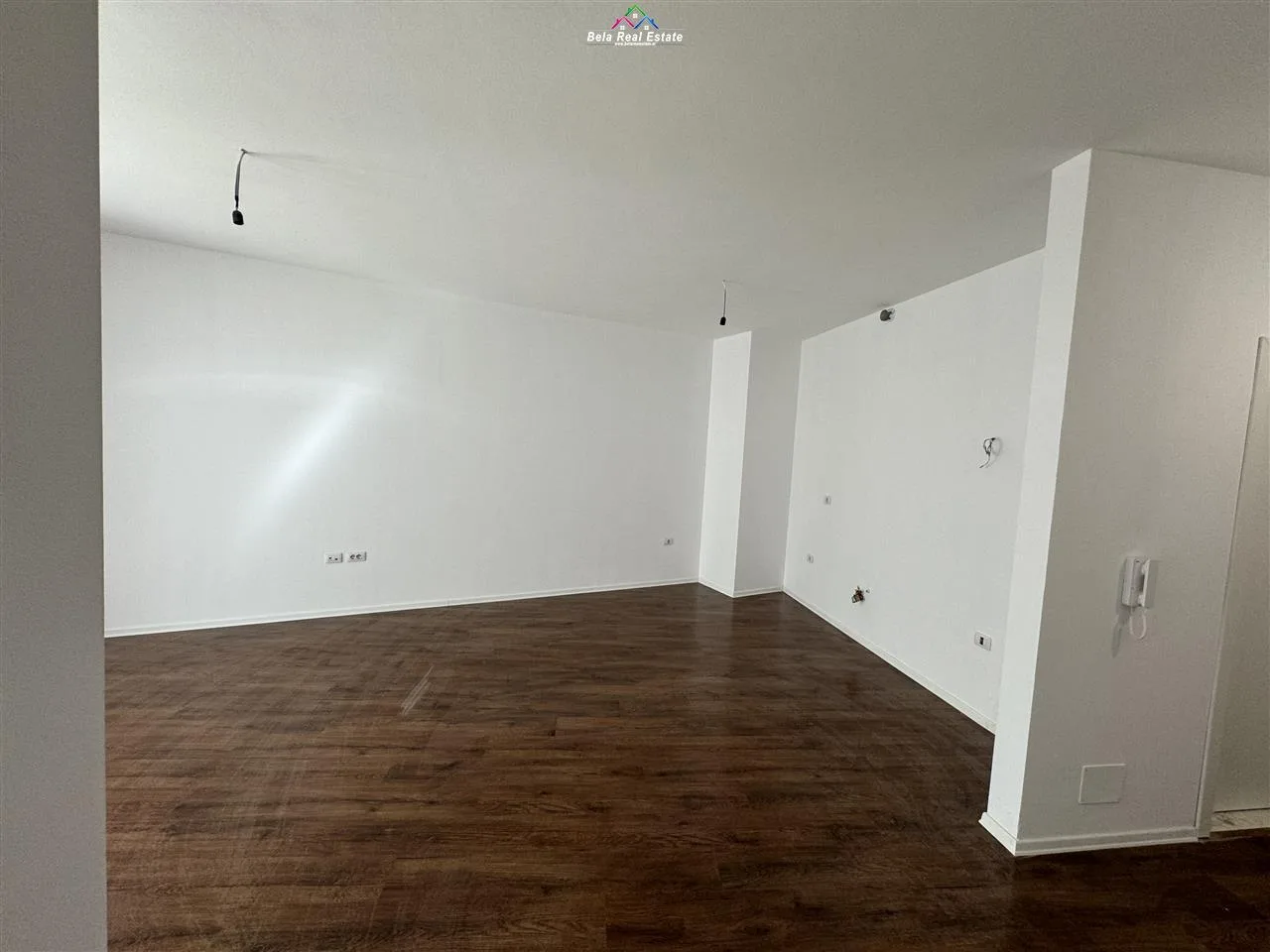 Zyre me qera 2+1 tek Rruga e Barrikadave (ID BZ2375) Tirane