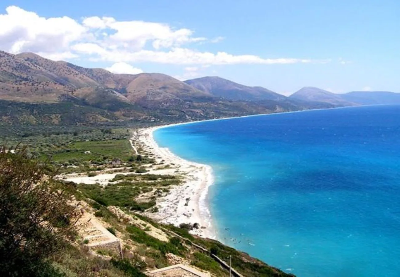 Shitet tokë kullotë në piqeras, sarandë.