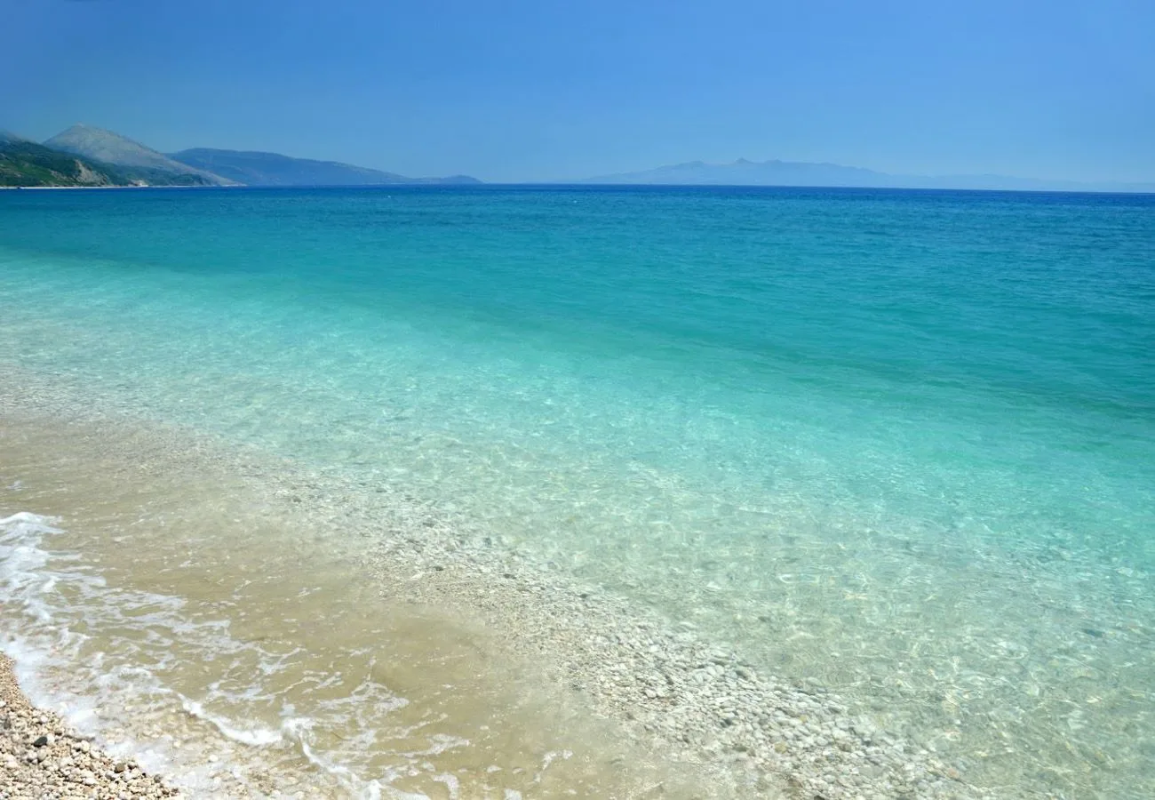 Shitet tokë kullotë në piqeras, sarandë.
