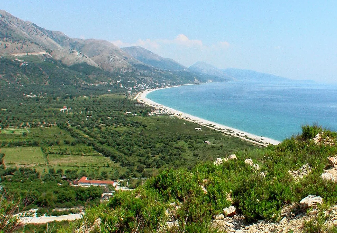 Shitet tokë kullotë në piqeras, sarandë.