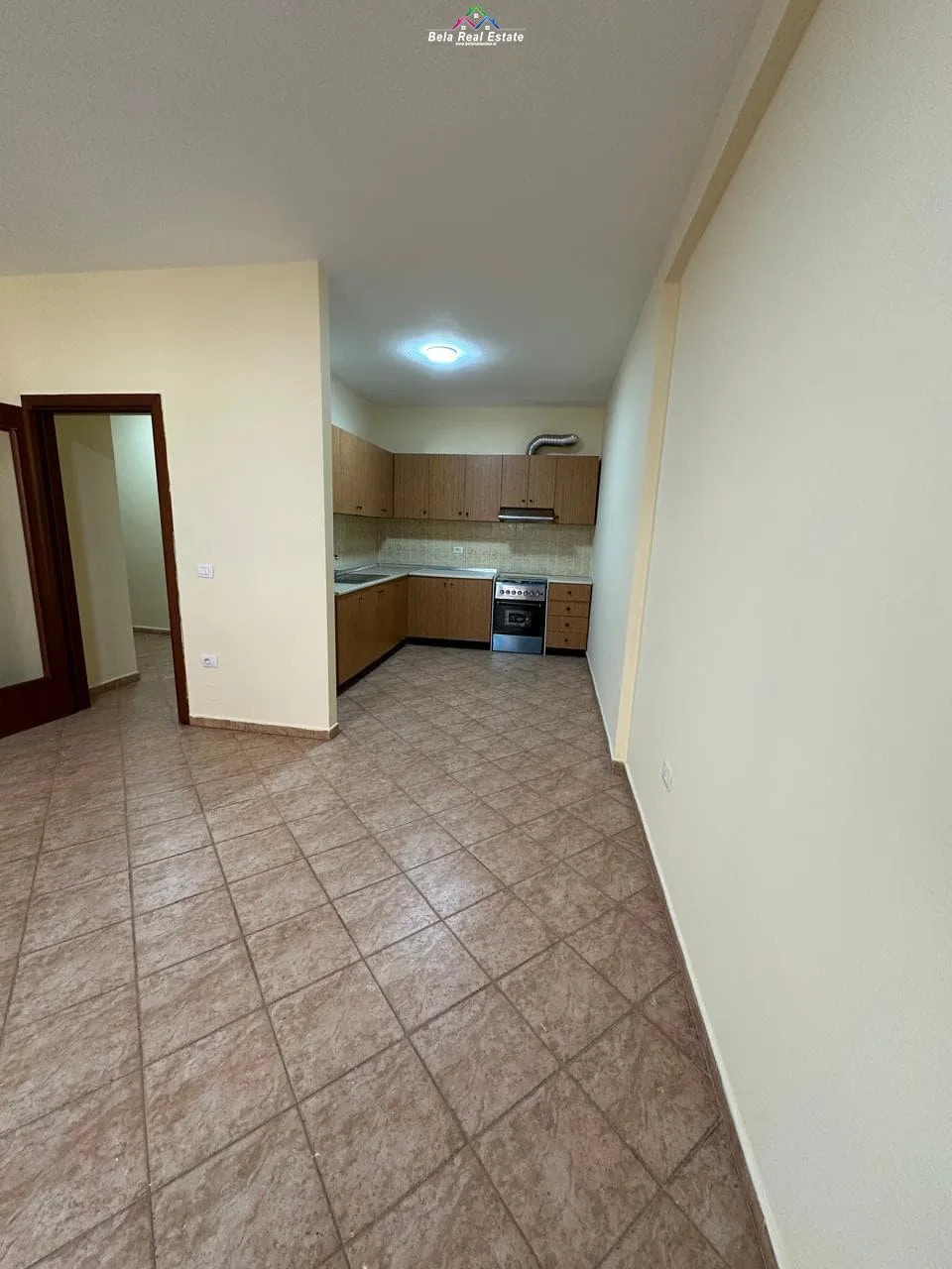Zyre Me Qera Tek Komuna e Parisit (ID BZ2727) Tirane