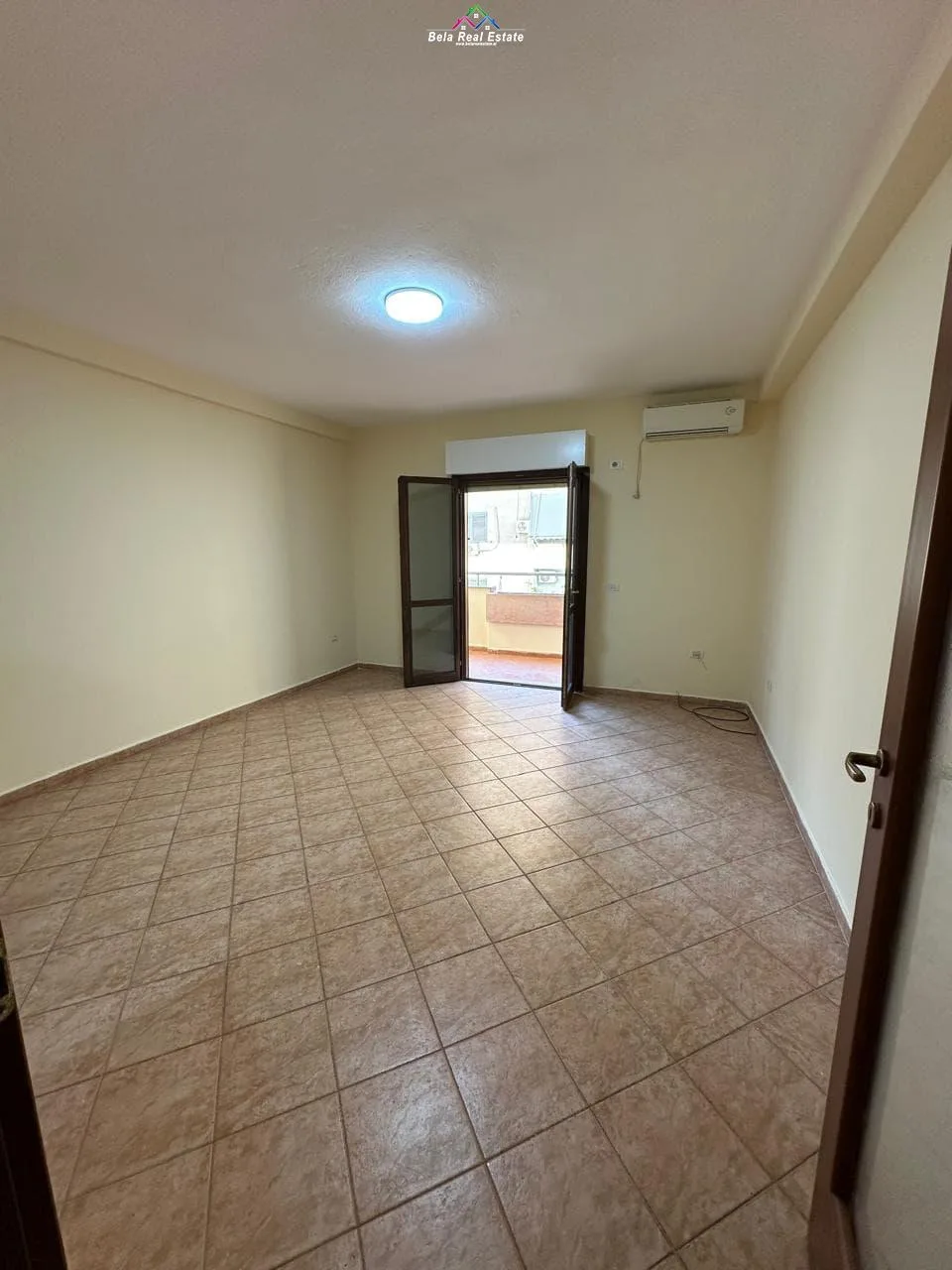 Zyre Me Qera Tek Komuna e Parisit (ID BZ2727) Tirane