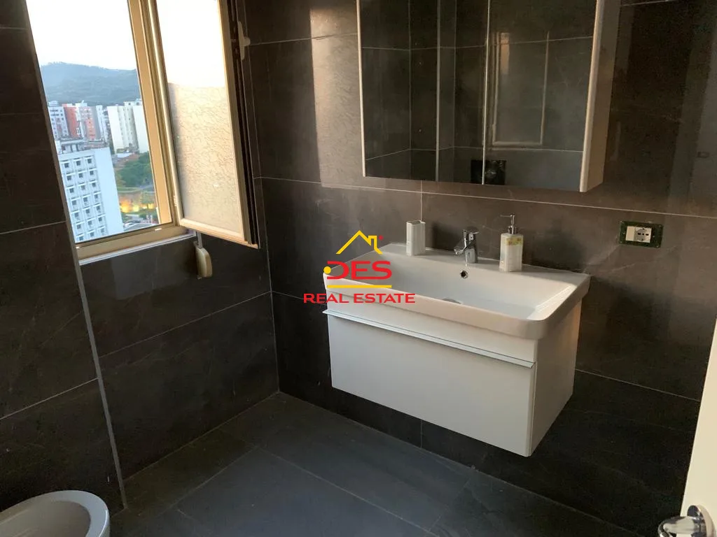 Jepet me qira apartament 3+1 në qendër të qytetit,elbasan.
