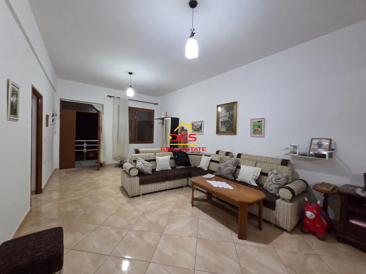 Jepet me qira kati i dyte i vilës në çole, vlorë