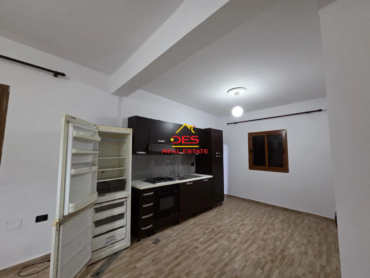 Jepet me qira kati i dyte i vilës në çole, vlorë
