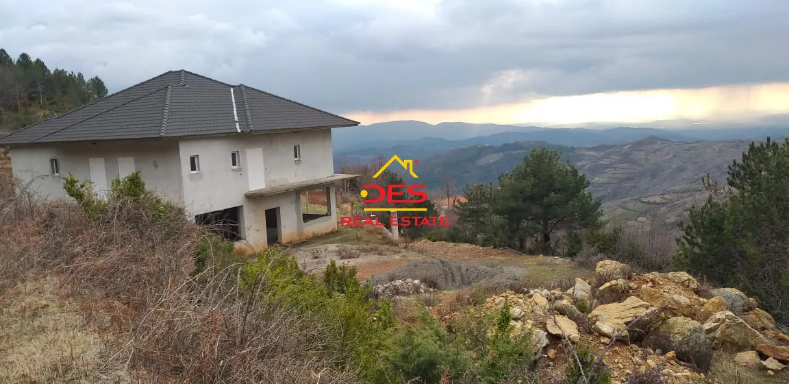 Shitet ndërtesë 2-katëshe në gjinar , elbasan.
