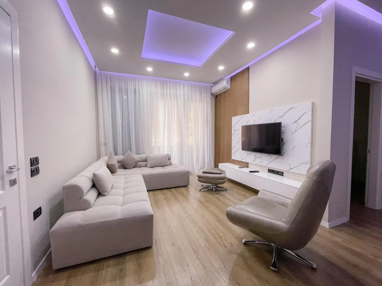 Apartament Me Qera 2+1 Tek Pazari i ri (ID B220791) Tirane.