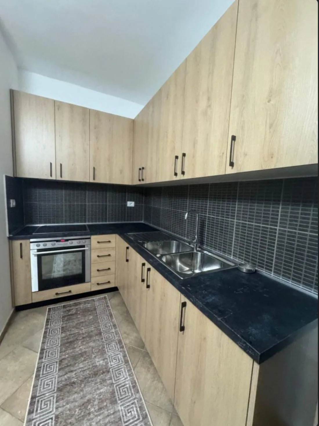 Apartament Me Qera 1+1 Tek Komuna e Parisit (ID B2101197) Tirane