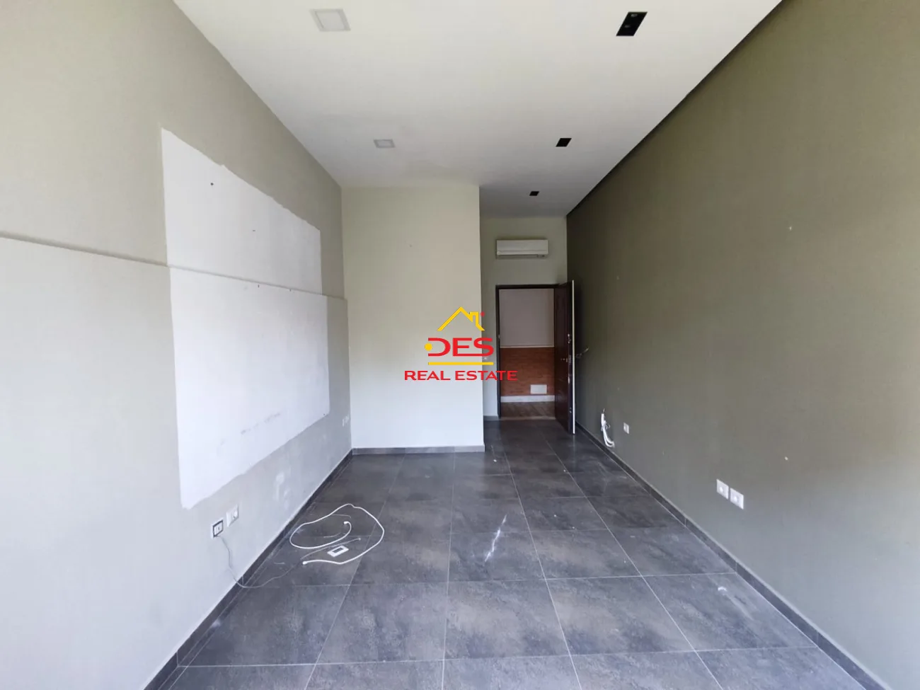 Jepet me qira zyrë 30 m2, blloku, tiranë.