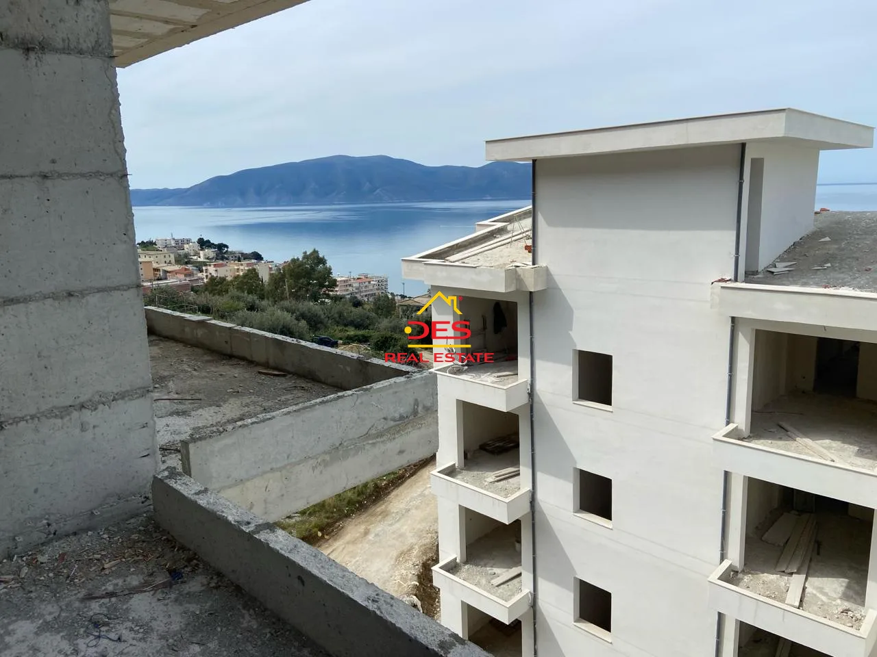 Shitet apartament 1+1 me këste në kodër lungomare.