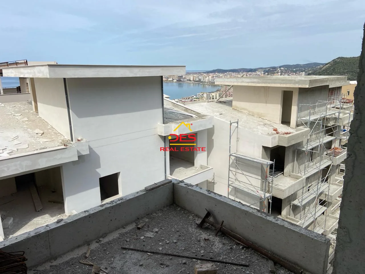 Shitet apartament 1+1 me këste në kodër lungomare.