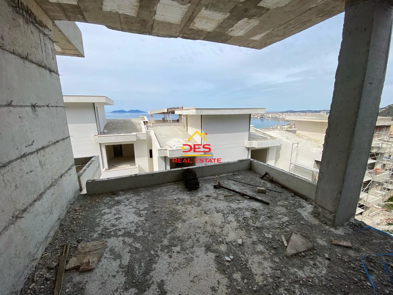 Shitet apartament 1+1 me këste në kodër lungomare.