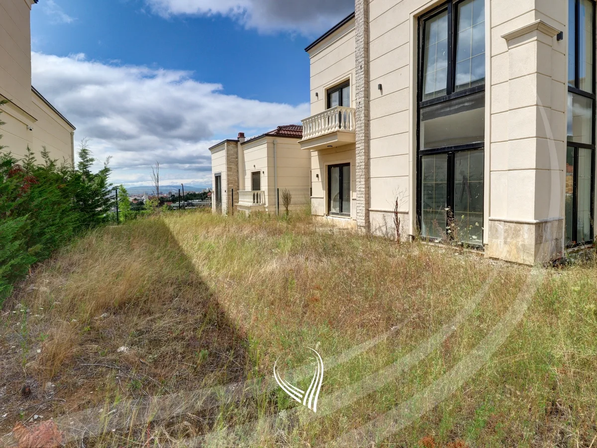 Shtëpi 374.76m2 në shitje në lagjen Royal Green Residence – Zllatar