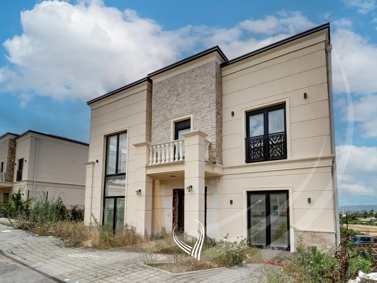 Shtëpi 374.76m2 në shitje në lagjen Royal Green Residence – Zllatar