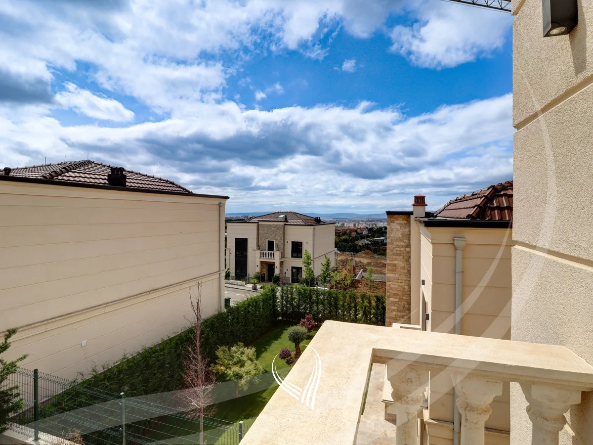 Shtëpi 374.76m2 në shitje në lagjen Royal Green Residence – Zllatar