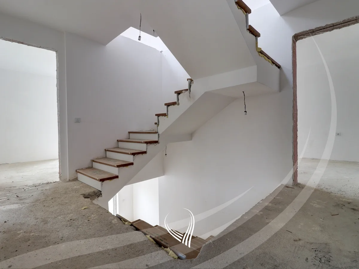 Shtëpi 374.76m2 në shitje në lagjen Royal Green Residence – Zllatar