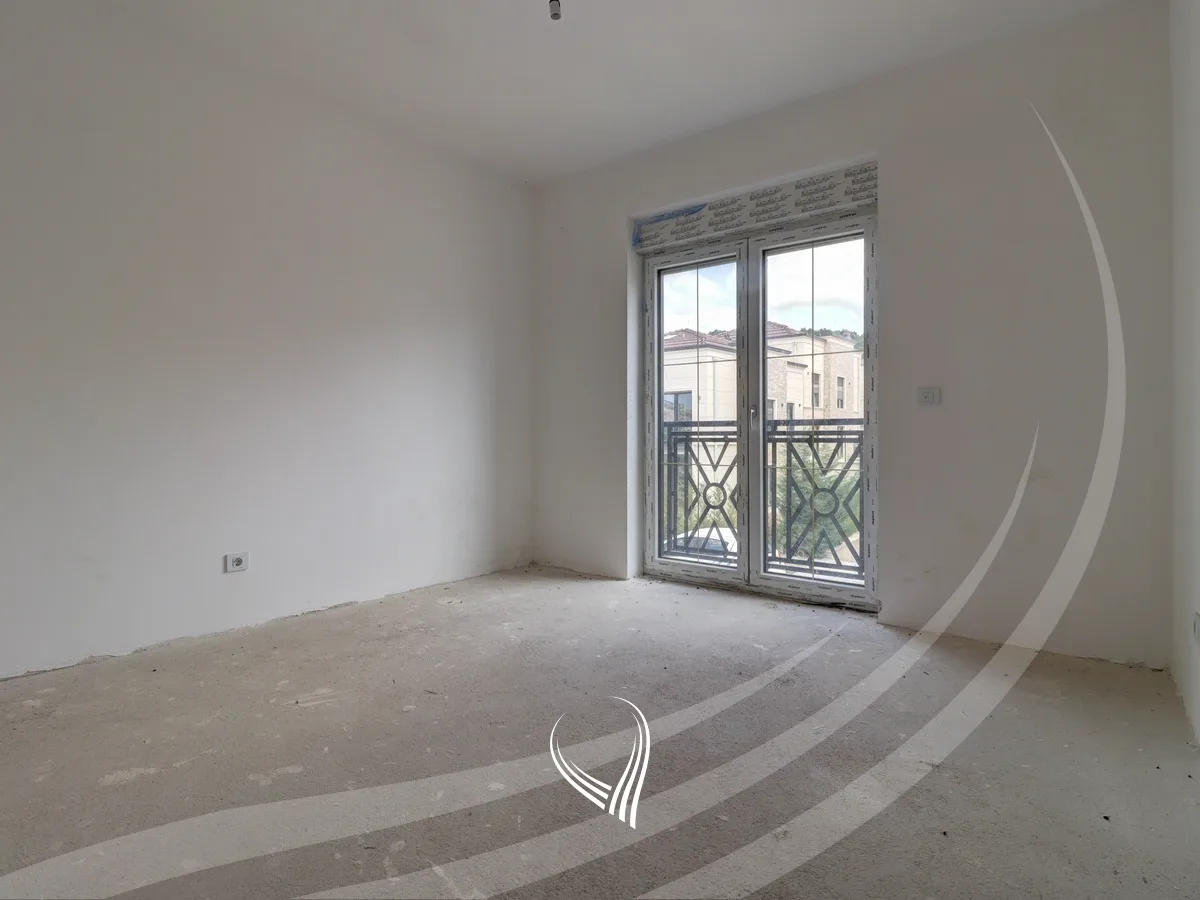 Shtëpi 374.76m2 në shitje në lagjen Royal Green Residence – Zllatar