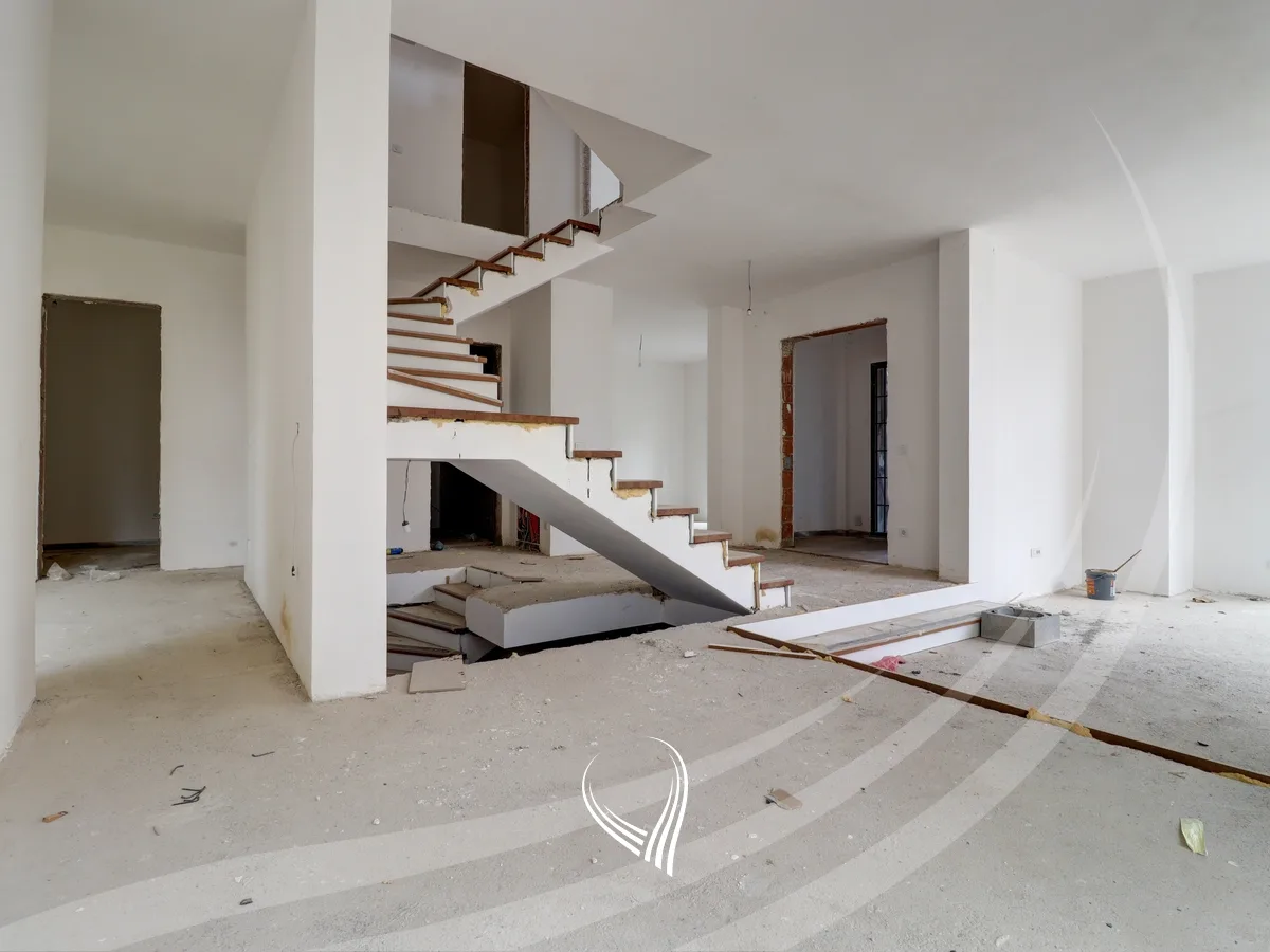 Shtëpi 374.76m2 në shitje në lagjen Royal Green Residence – Zllatar