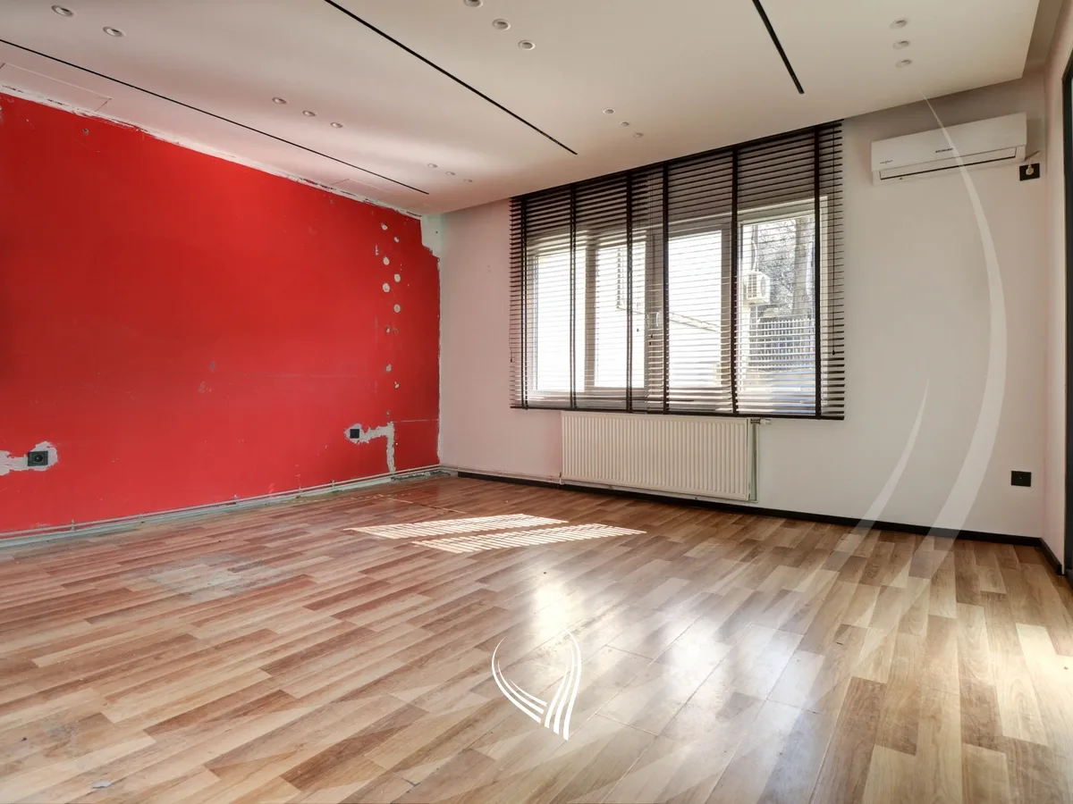 Zyre 400m2 me qira në lagjen Aktash