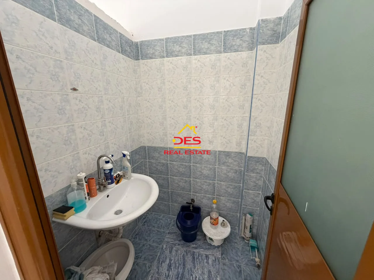 Jepet me qira ambient biznesi në çole, vlorë.