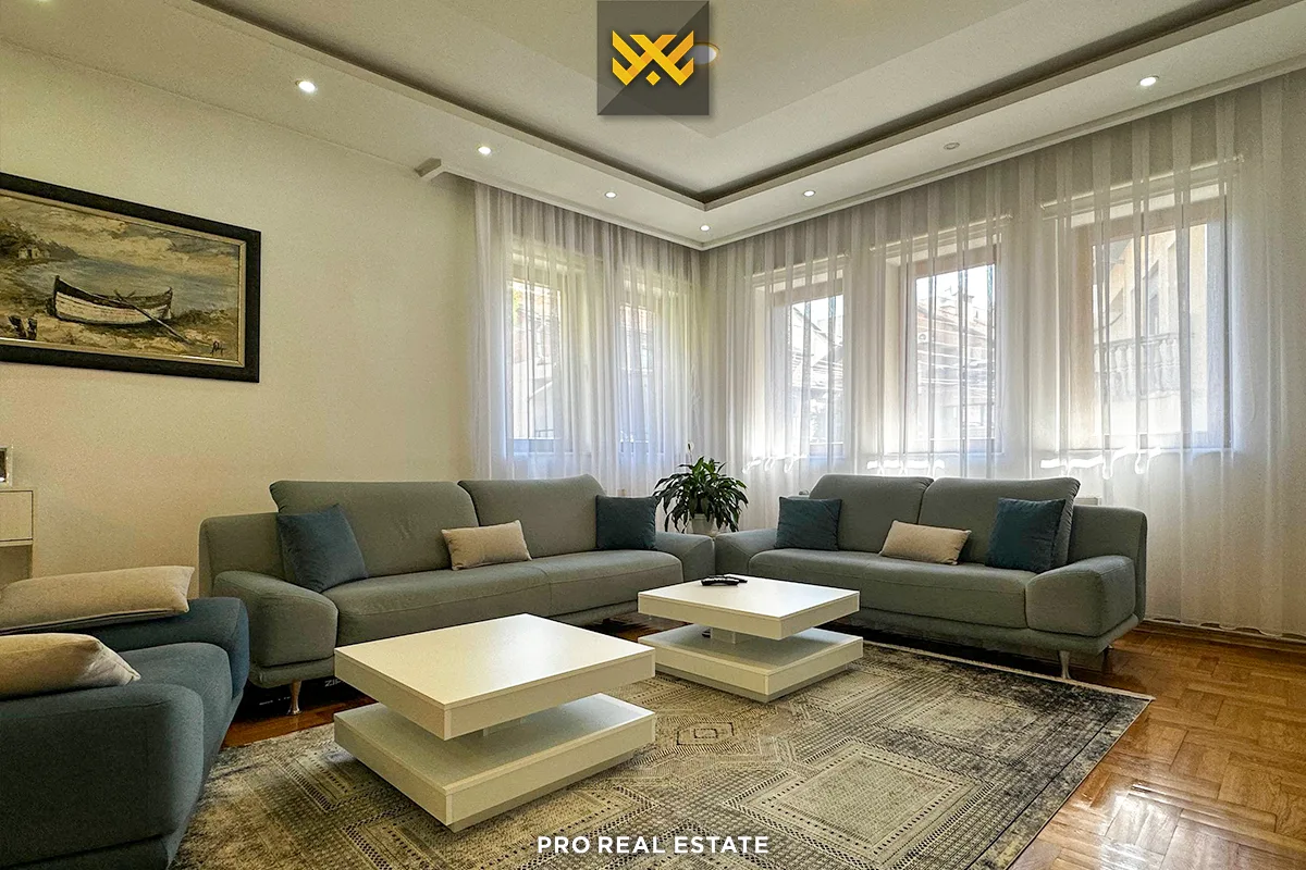 Dy shtëpi 240m² dhe 215m² për #SHITJE në Lagjen Dodona