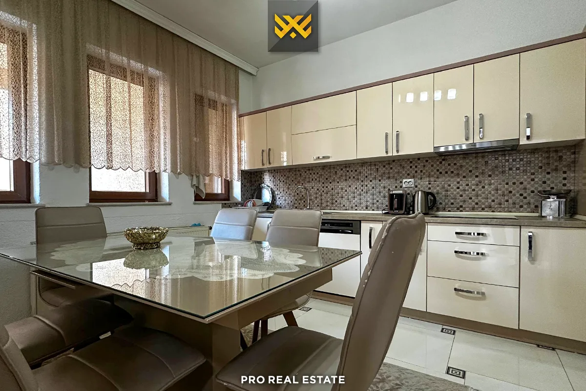 Dy shtëpi 240m² dhe 215m² për #SHITJE në Lagjen Dodona