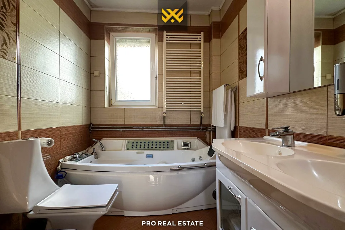 Dy shtëpi 240m² dhe 215m² për #SHITJE në Lagjen Dodona