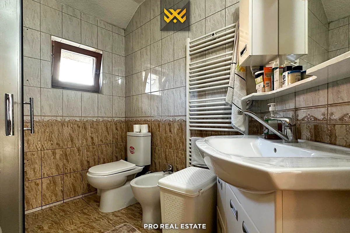 Dy shtëpi 240m² dhe 215m² për #SHITJE në Lagjen Dodona