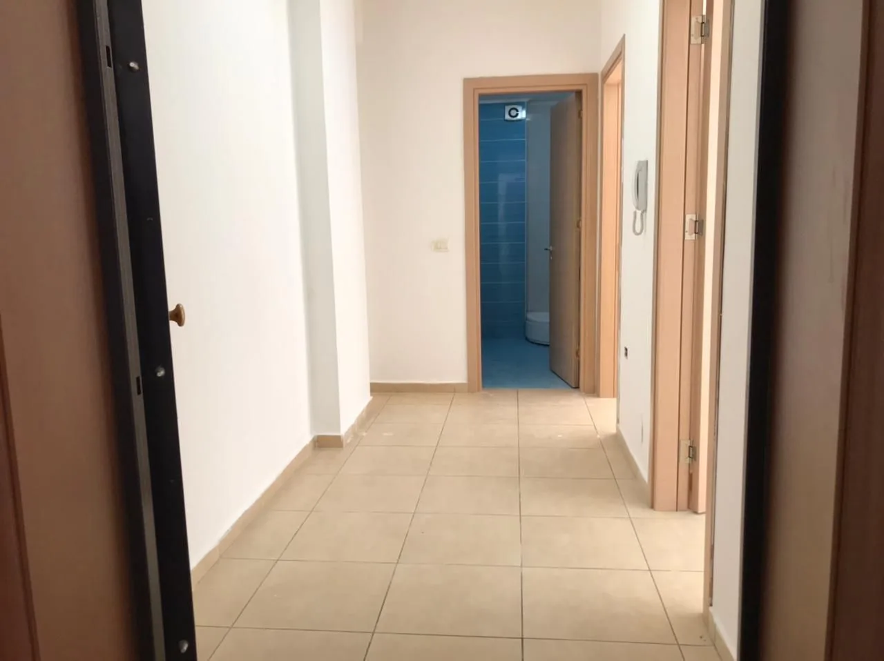 Zyre me Qera tek 5 Maji (ID BZ2667) Tirane.