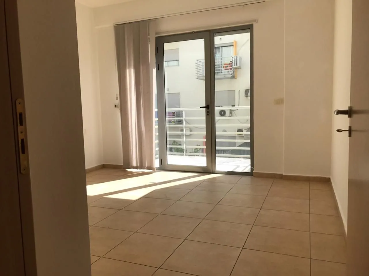 Zyre me Qera tek 5 Maji (ID BZ2667) Tirane.