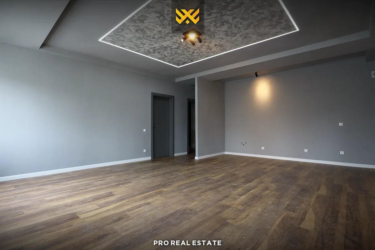 Banesë 92.4m² + 70m² për #SHITJE në Tophane.