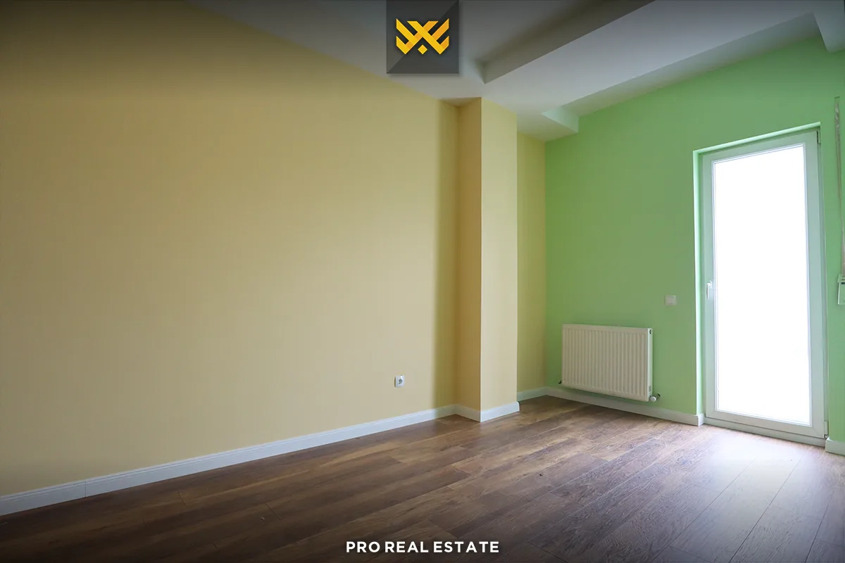 Banesë 92.4m² + 70m² për #SHITJE në Tophane.