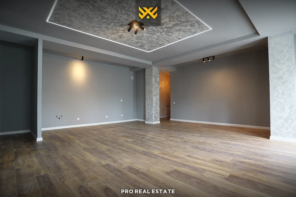 Banesë 92.4m² + 70m² për #SHITJE në Tophane.