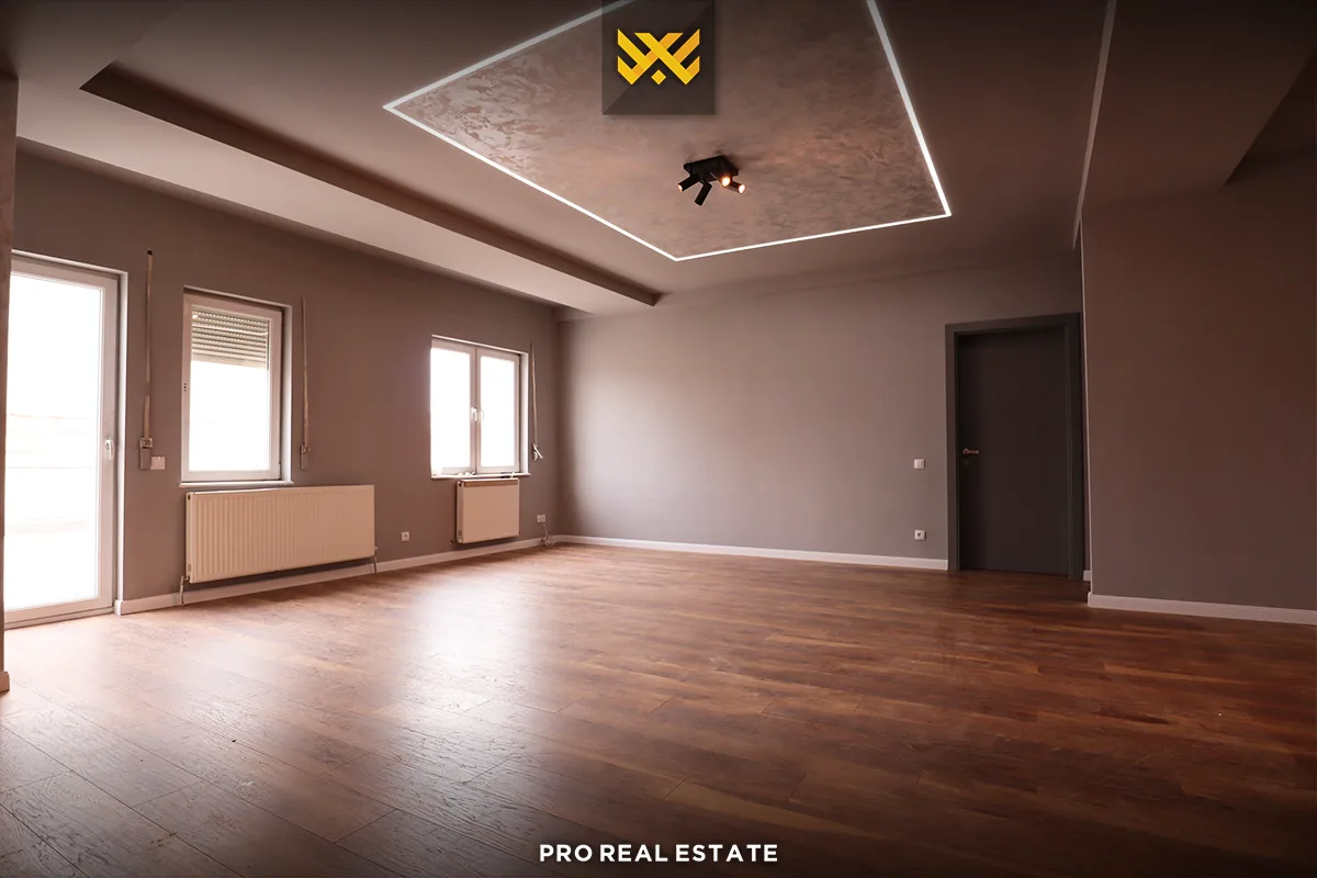 Banesë 92.4m² + 70m² për #SHITJE në Tophane.