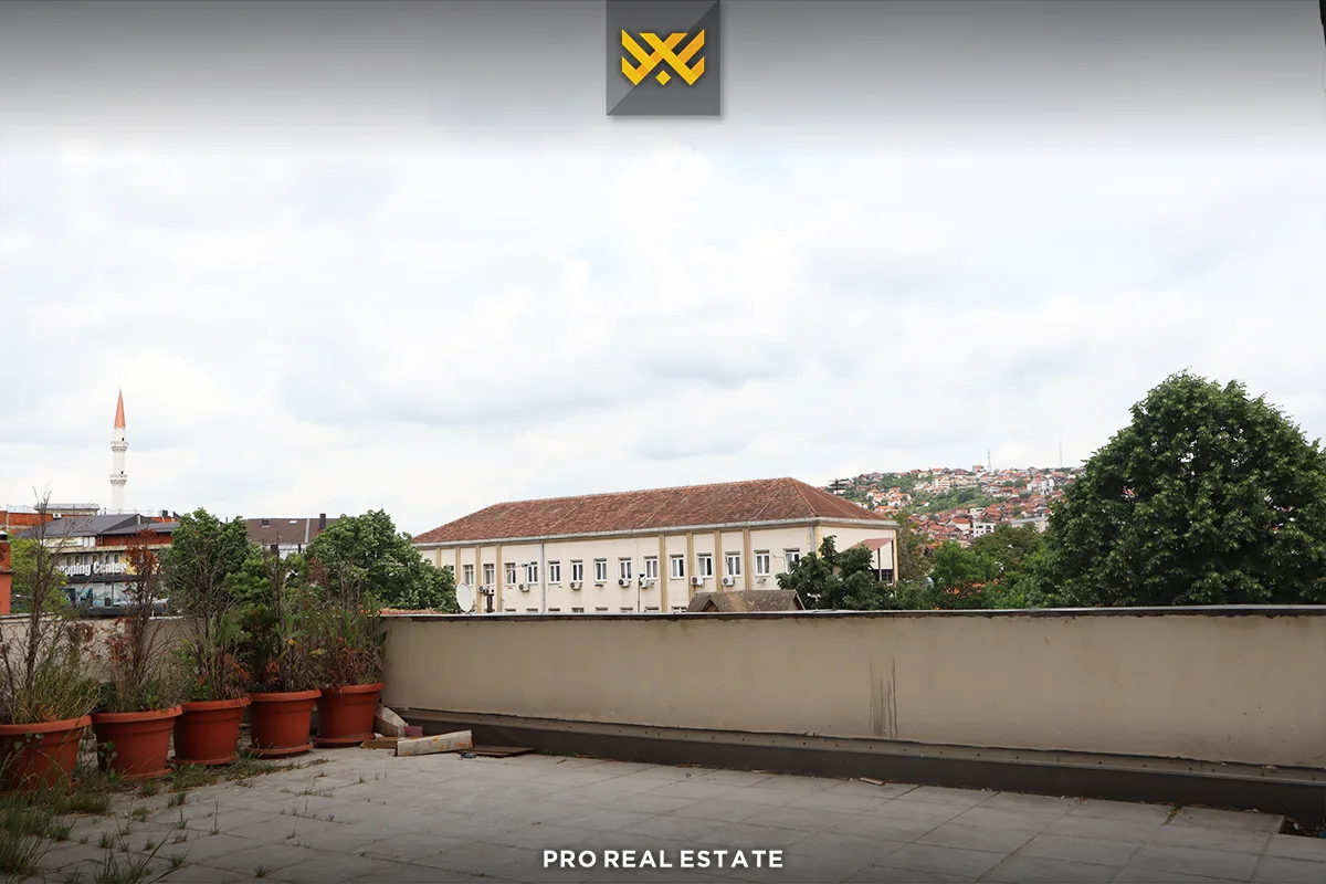 Banesë 92.4m² + 70m² për #SHITJE në Tophane.