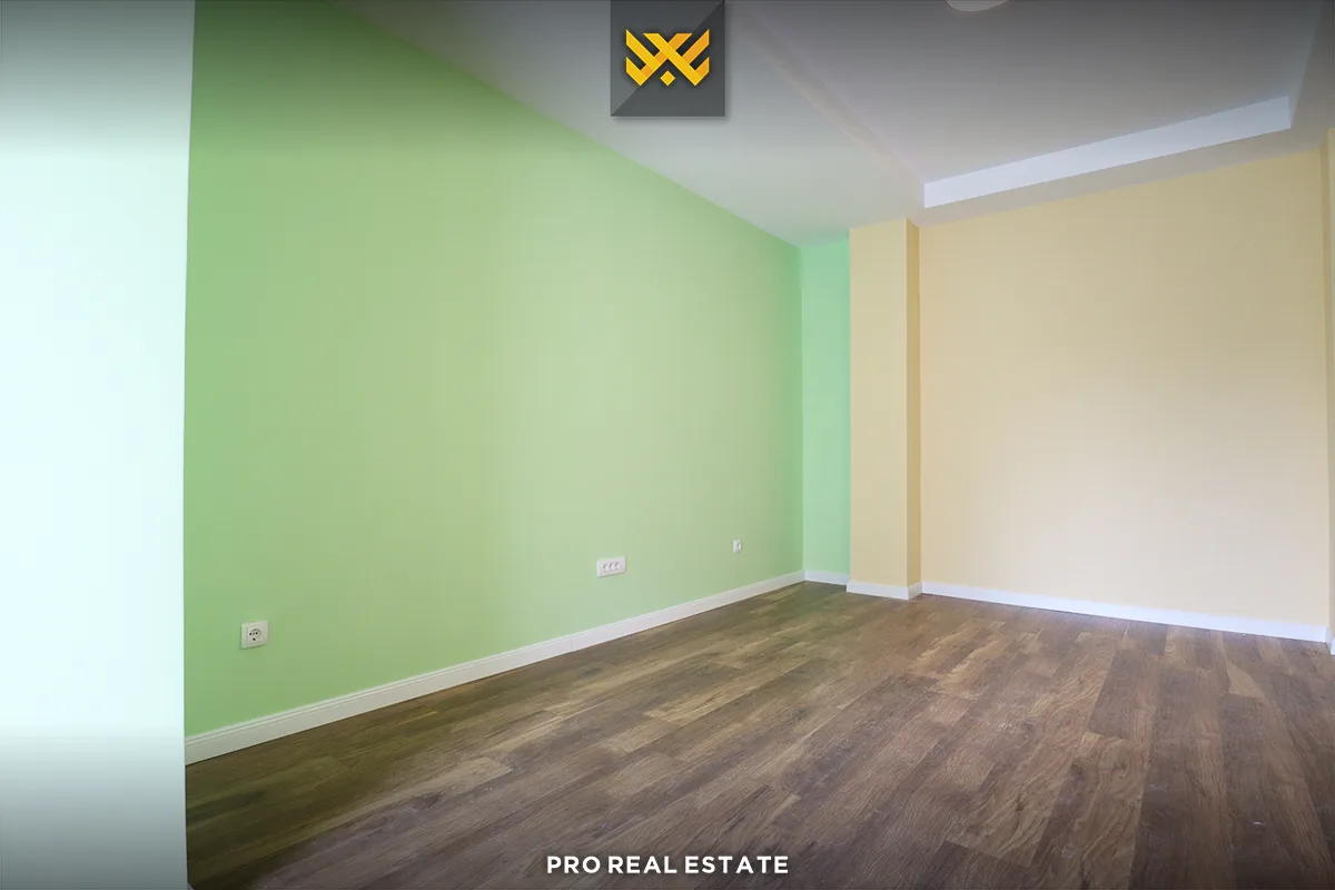 Banesë 92.4m² + 70m² për #SHITJE në Tophane.