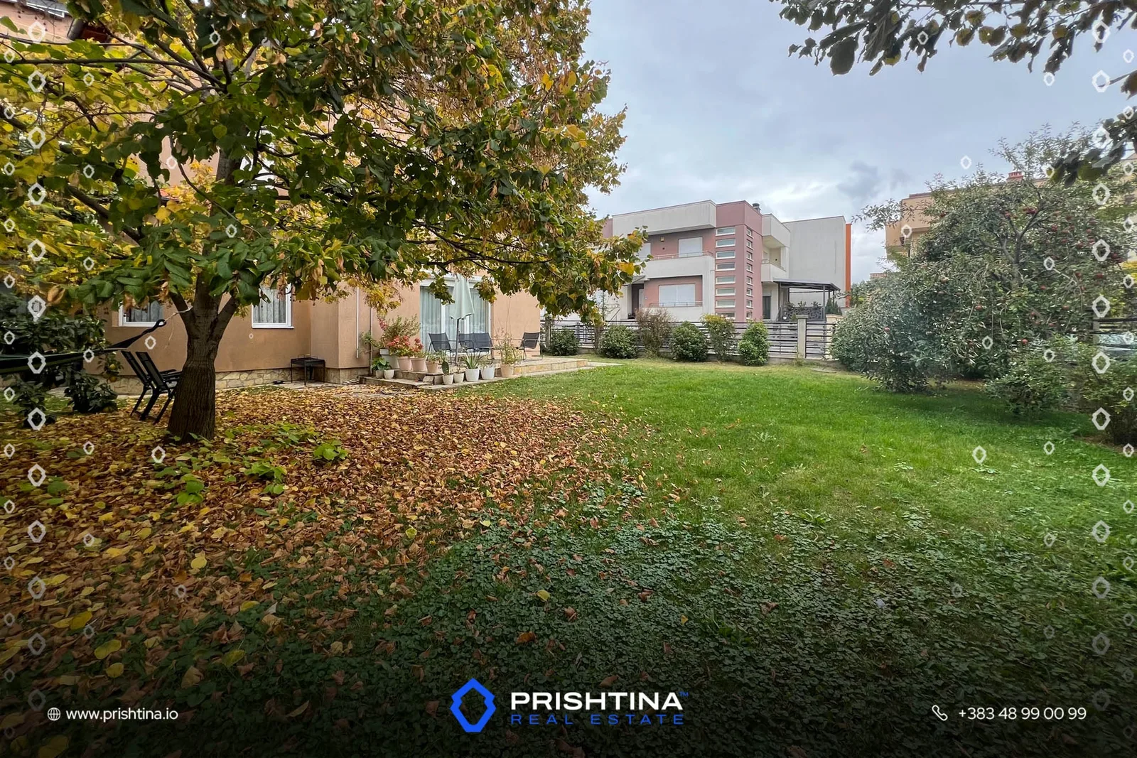 Shtëpi në shitje 286m² + 4 ari truall në Veternik