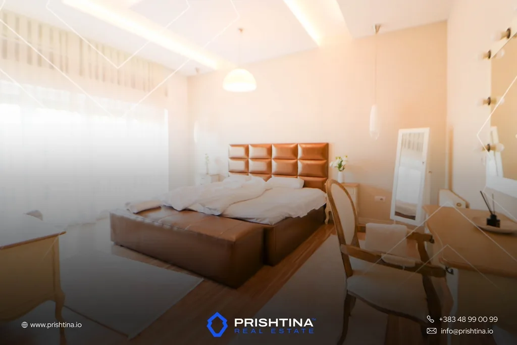 Penthouse me qira 150m² + 180m² terasë në Rruga C