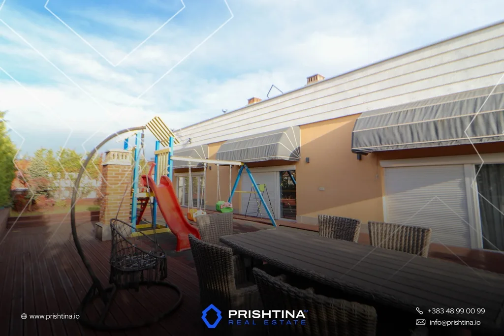 Penthouse me qira 150m² + 180m² terasë në Rruga C