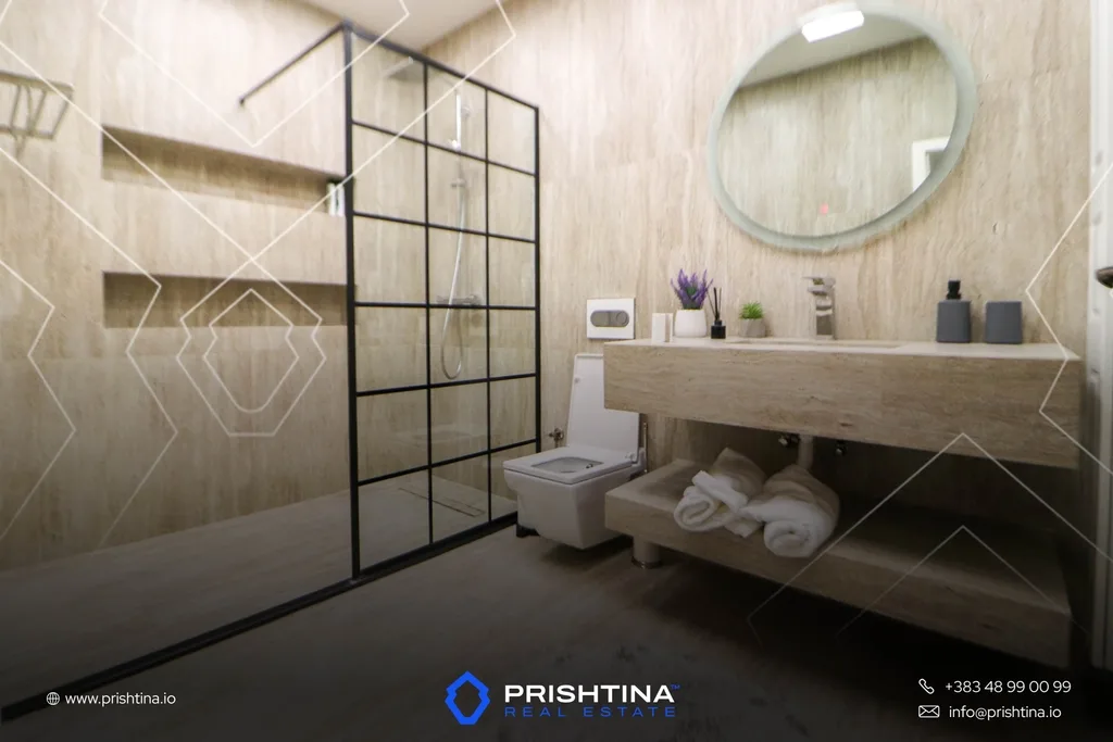 Penthouse me qira 150m² + 180m² terasë në Rruga C
