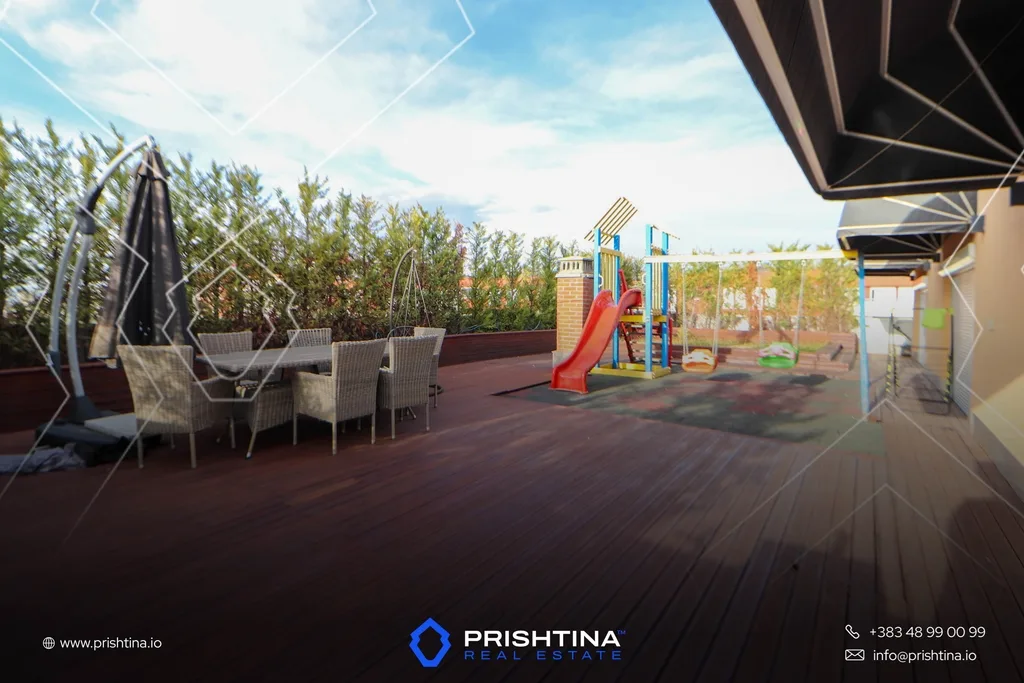 Penthouse me qira 150m² + 180m² terasë në Rruga C