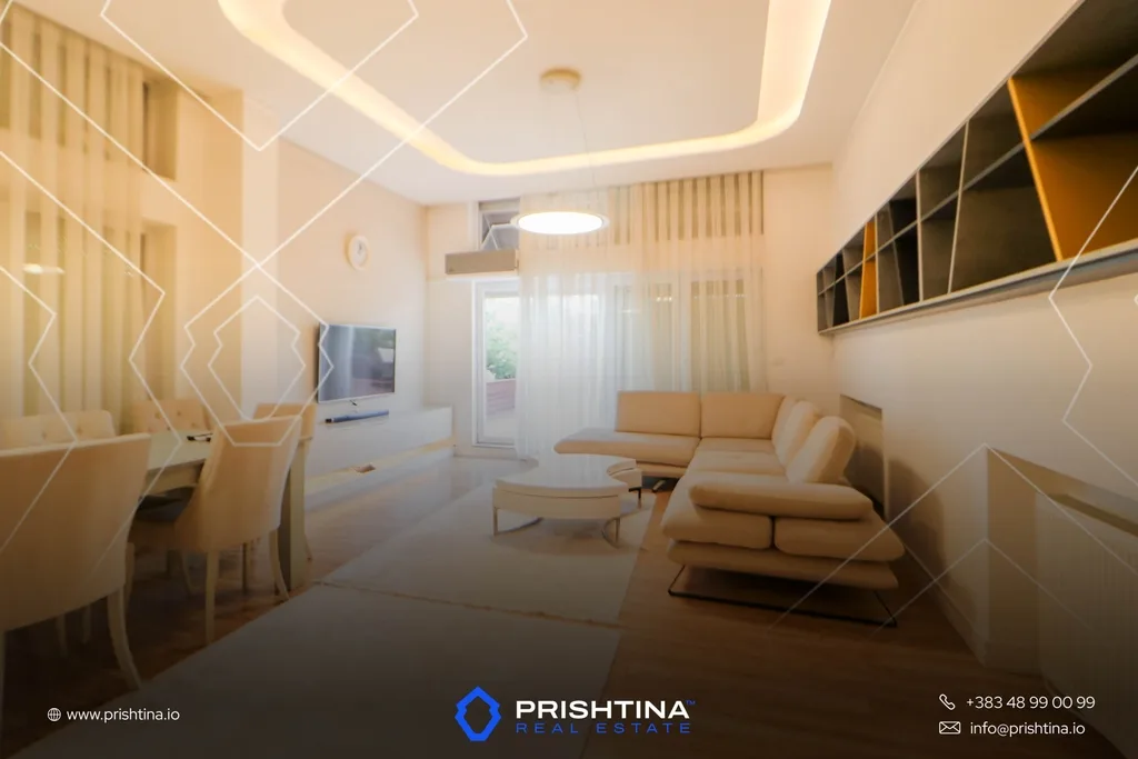 Penthouse me qira 150m² + 180m² terasë në Rruga C