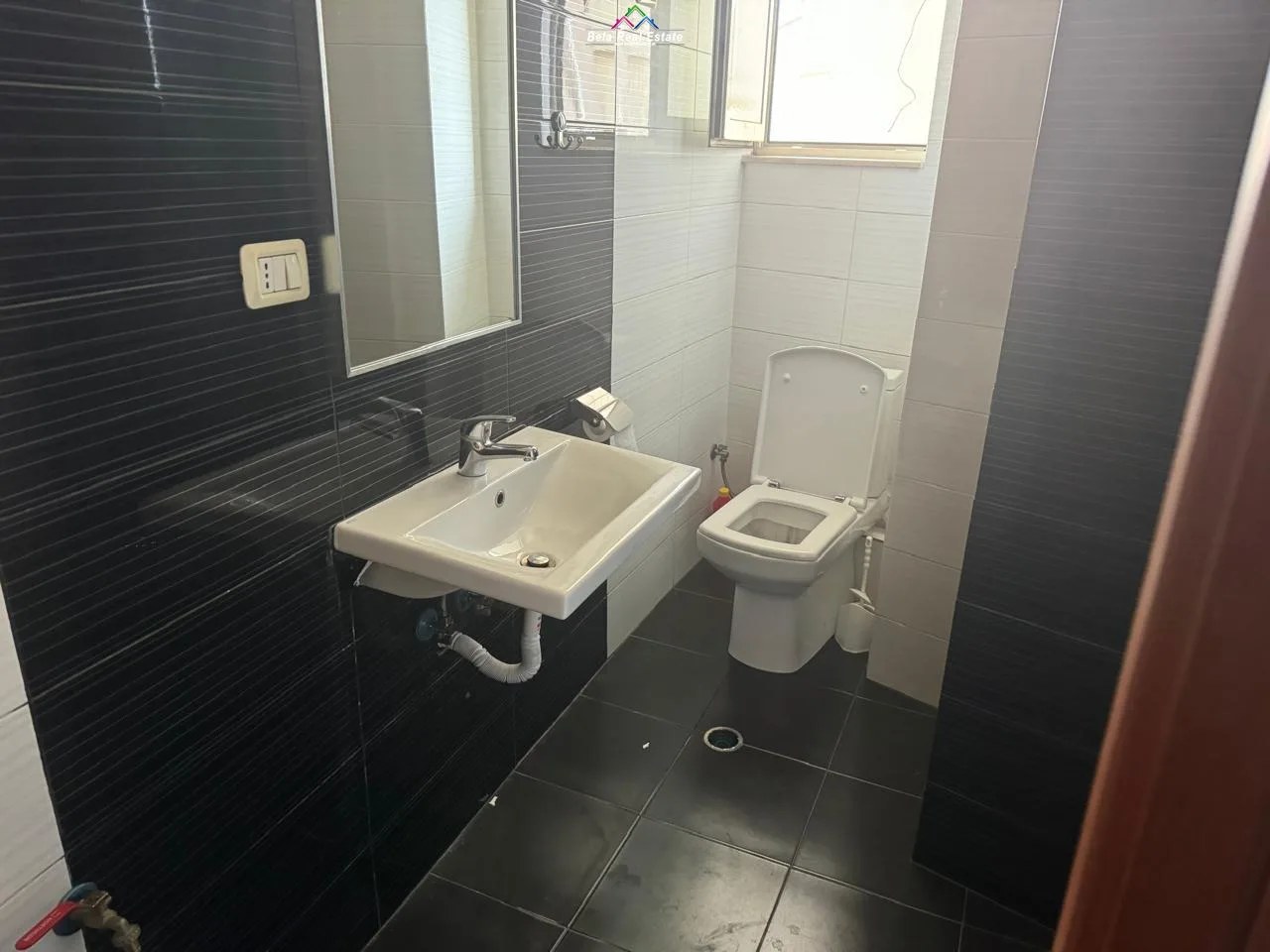 Zyra me qera tek Selvia (ID BZ2572) Tirane