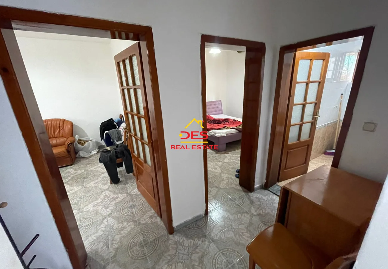 Shitet apartament 1+1 pranë shkollës 24 maj,vlorë 📍 pallat ekzistus 🏛